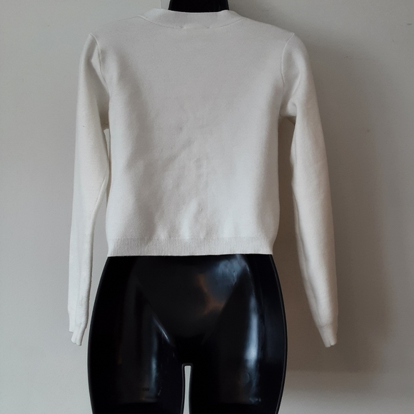 Chic Carmen Marc Valvo White V-Neck Cardigan with Large Pearl Buttons NWT - Picture 3 of 5